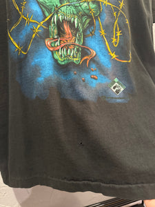 90s Skull and Barbwire Graphic TShirt. Large