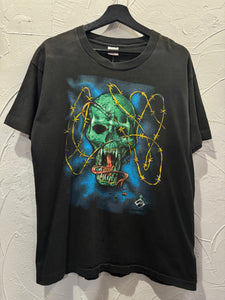 90s Skull and Barbwire Graphic TShirt. Large