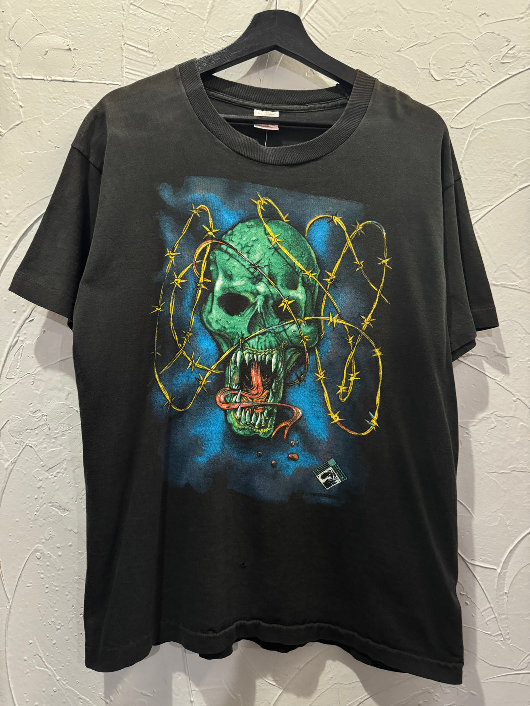 90s Skull and Barbwire Graphic TShirt. Large